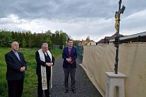 Nový kříž stojí na hranici mezi Karlovými Vary a Jenišovem.