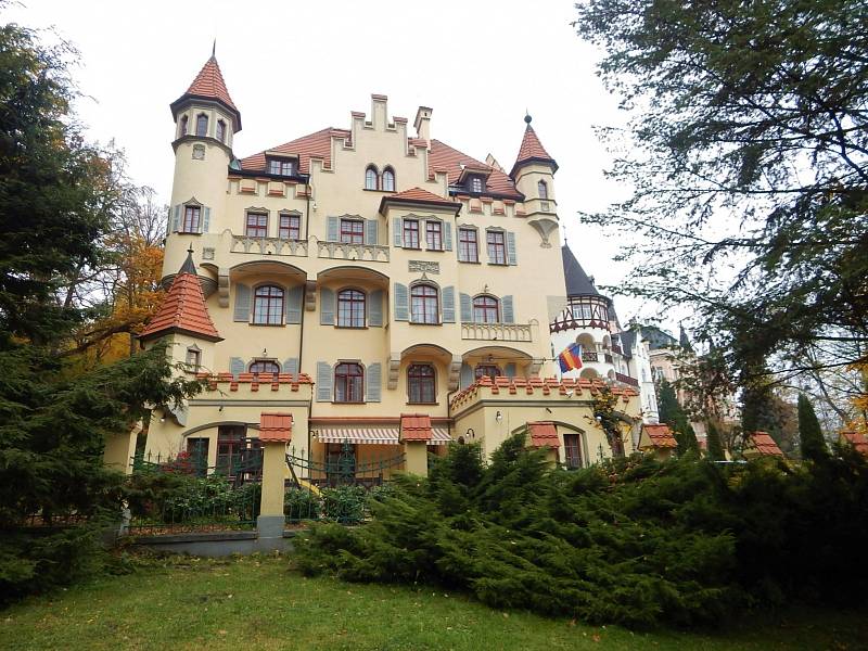 Centrum města Karlovy Vary zůstává i nadále prázdné. Lidé věří, že se po rozvolnění opatření život do města zase vrátí a turisté začnou do centra opět přijíždět.