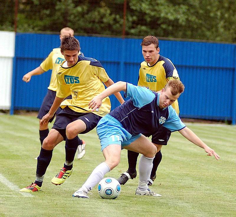 V předkole fotbalového Ondrášovka Cupu se z postupu a z výhry radovali fotbalisté divizního Slavoje Žatec (ve žlutém), kteří pokořili FK Nejdek (v modrém) v poměru 6:3.