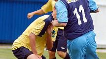 V předkole fotbalového Ondrášovka Cupu se z postupu a z výhry radovali fotbalisté divizního Slavoje Žatec (ve žlutém), kteří pokořili FK Nejdek (v modrém) v poměru 6:3.