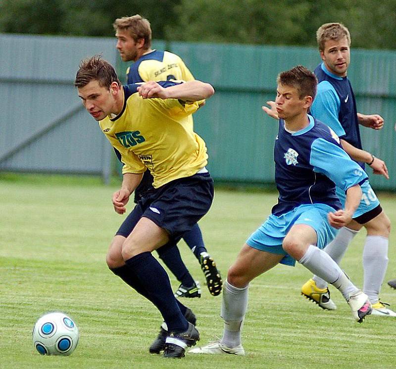 V předkole fotbalového Ondrášovka Cupu se z postupu a z výhry radovali fotbalisté divizního Slavoje Žatec (ve žlutém), kteří pokořili FK Nejdek (v modrém) v poměru 6:3.