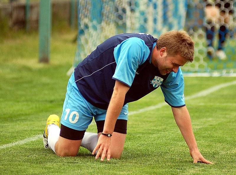 V předkole fotbalového Ondrášovka Cupu se z postupu a z výhry radovali fotbalisté divizního Slavoje Žatec (ve žlutém), kteří pokořili FK Nejdek (v modrém) v poměru 6:3.