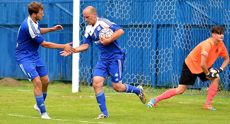 Divizní Chomutov (ve světlém) potvrdil své kvality, když na hřišti Nejdku (v modrém) urval výhru 3:1, čímž si zajistil postup do prvního kola MOL Cupu, ve kterém v sobotu 22. července bude hostit od 17.00 hodin Vyšehrad.