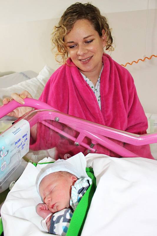 Karlovy Vary - Prvním miminkem narozeným novém roce v porodnici Karlovarské krajské nemocnice v Karlových Varech se stal v úterý 1. ledna v 5:46 chlapec Ondřej. Na snímku s maminkou Miloslavou Veselou.