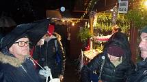 Místem pro letošní Vánoční trhy v Karlových Varech se opět staly Smetanovy sady u Alžbětiných lázní. Trhy tady potrvají až do 6. ledna.