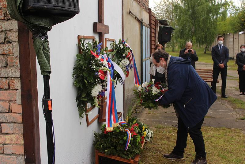 Kvůli pandemii se letošní piety u Rudé věže smrti účastnili jen dva očití svědci.