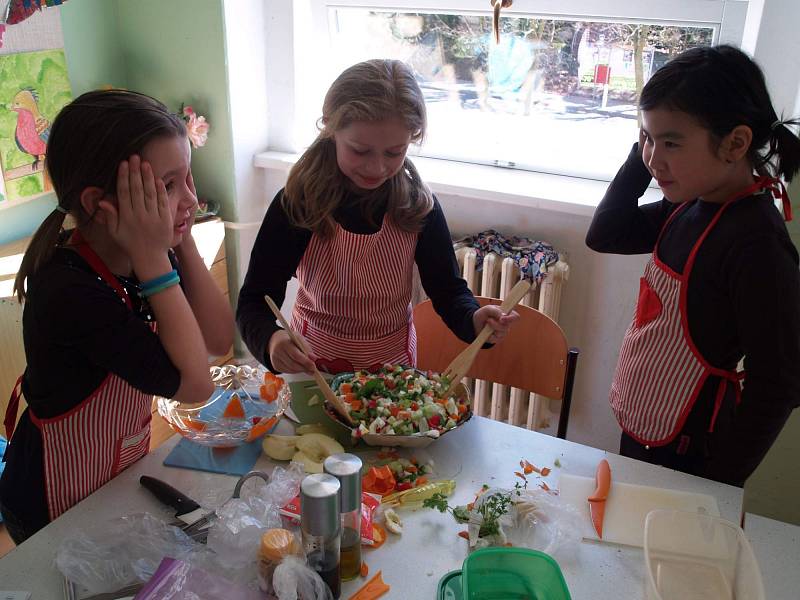 V Základní školu jazyků Karlovy Vary se konalo se školní kolo kuchařské soutěže Zdravá 5.