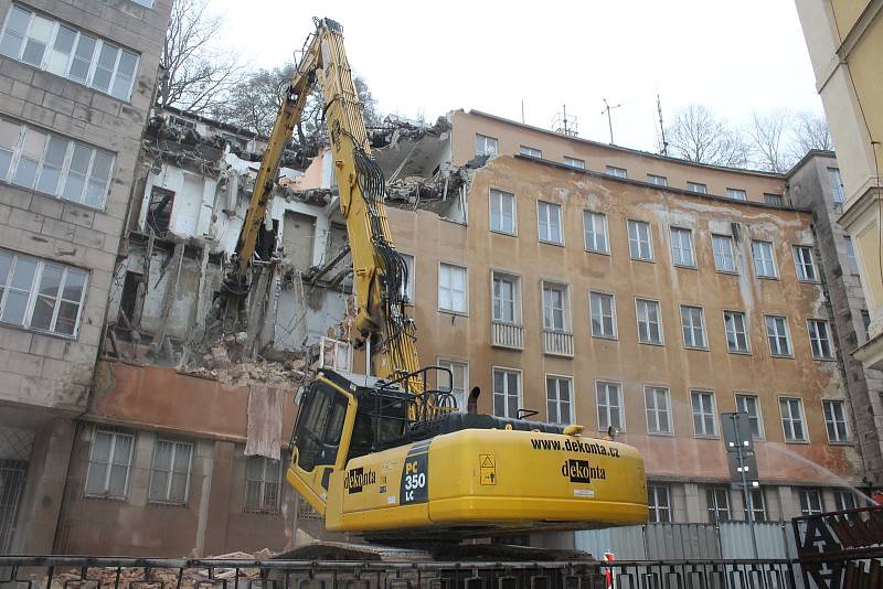 Bývalý komplex policejních budov v karlovarské ulici I. P. Pavlova, kde sídlilo za války gestapo, bourají v současné době bagry. Objekty nahradí luxusní hotel.