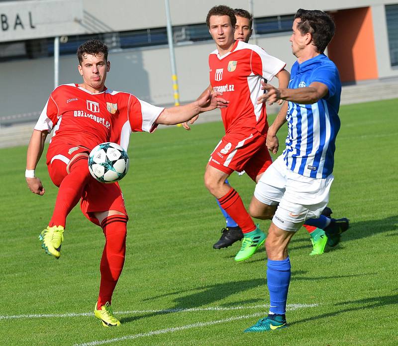 Ostrov (modrobílém) si o víkendu připsal na konto třetí výhru, když pokořil Chodov (v červeném) vysoko 7:0.