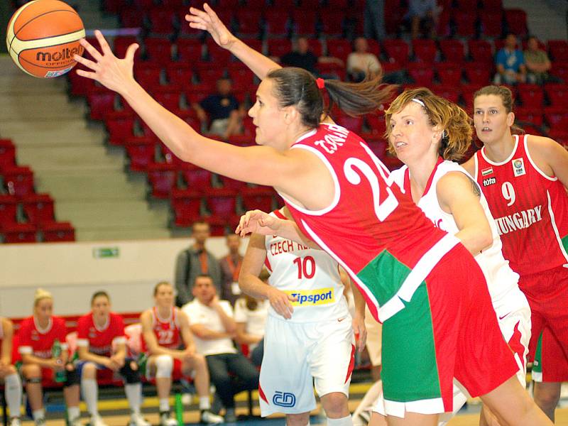 Basketbalistky ČR (v bílé) podlehly v zahajovacím utkání turnaje Maďarkám 70:71.