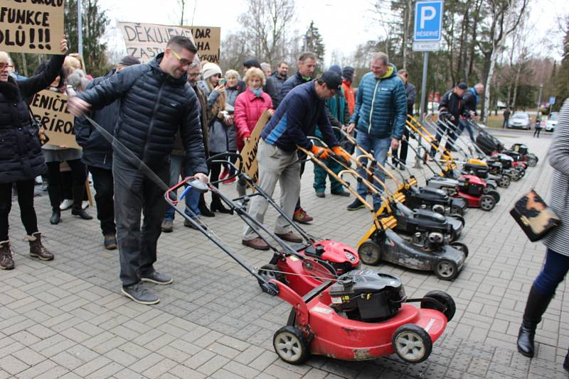 Protestní akce u karlovarského letiště.