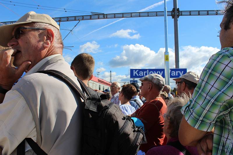 Prezidentský vlak obdivovaly v Karlových Varech stovky lidí