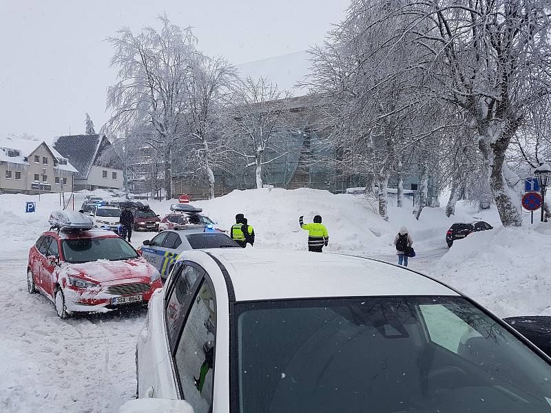 Na Božím Daru připadlo čtvrt metru sněhu a dál sněží, vjezd je stále zakázaný.