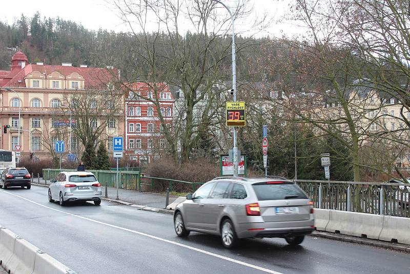 RADARY na CHEBSKÉM A TUHNICKÉM MOSTĚ zjišťují, jak moc se změnil provoz na těchto komunikacích v důsledku uzavření Ostrovského mostu.