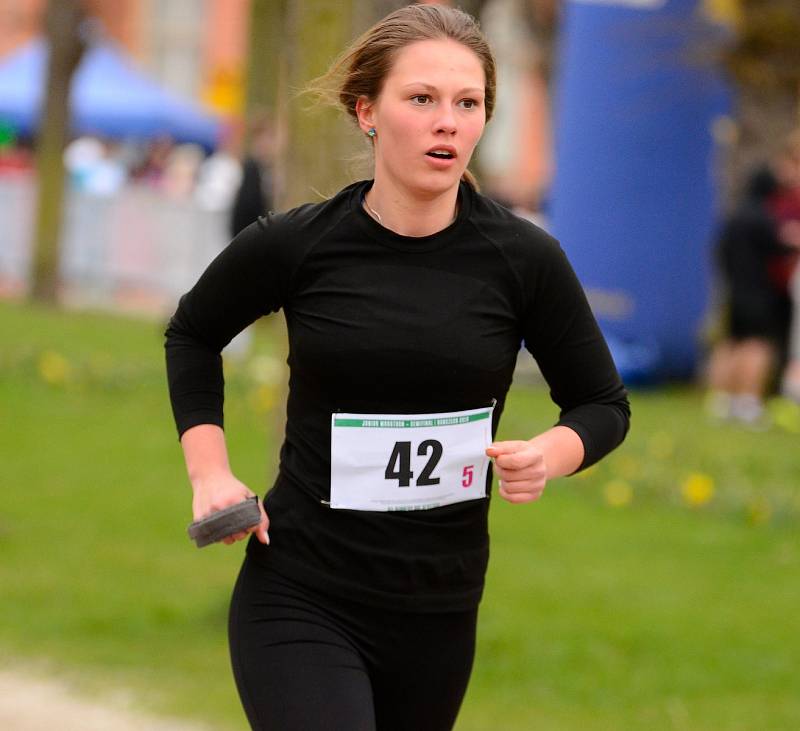 Semifinálové kolo juniorského maratonu opět ovládlo Gymnázium Cheb, které se tak podívá na celostátní finále.