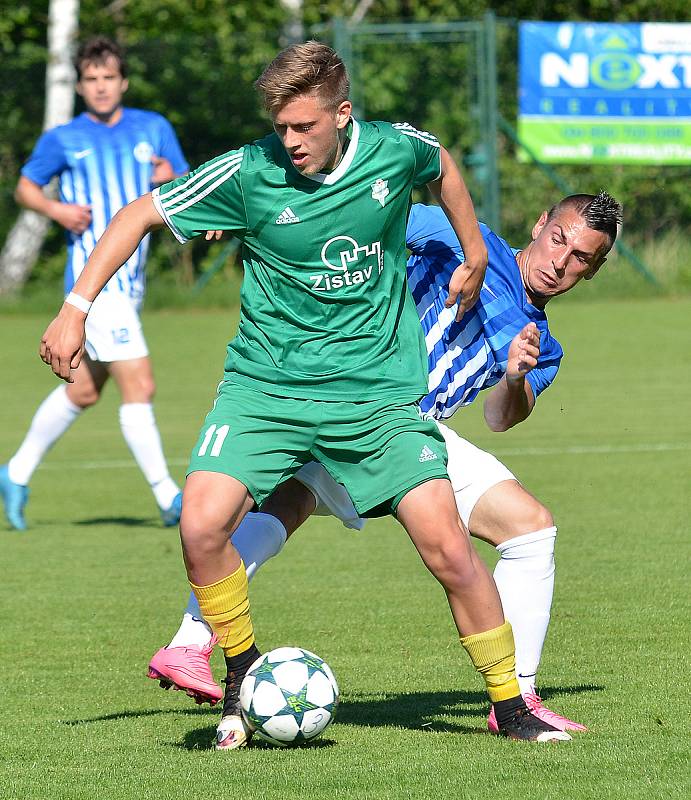 Ostrovský FK (v modrém) si připsal na účet velmi cennou výhru, když v derby pokořil karlovarský 1.FC (v zeleném) v poměru 3:2.