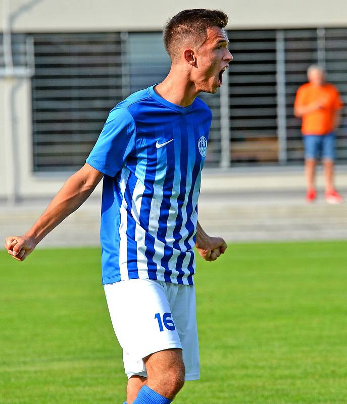 Ostrov (modrobílém) si o víkendu připsal na konto třetí výhru, když pokořil Chodov (v červeném) vysoko 7:0.