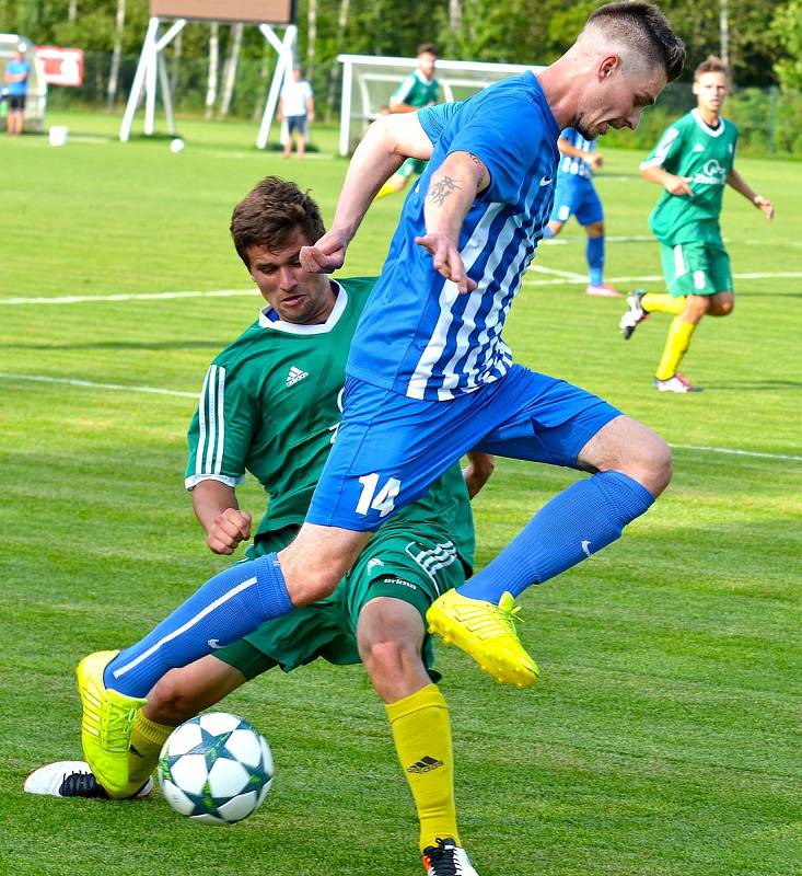V exdivizním derby se z výhry 5:0 radovala karlovarská Slavia (v zeleném), když navíc Ostrovu (modrobílá) nedovolila skórovat.