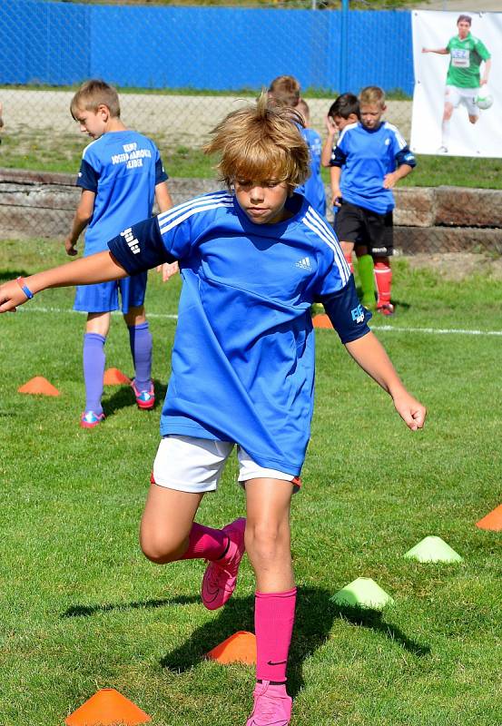 Nejdek žil po celý týden fotbalovým kempem Josefa Hamouze Nejdek – Pět dní. Tak dlouho trval na nejdeckém stadionu premiérový fotbalový kemp Josefa Hamouze, tedy nejdeckého odchovance a například mistra ligy v dresu Slovanu Liberec. Kempu se zúčastnilo ce