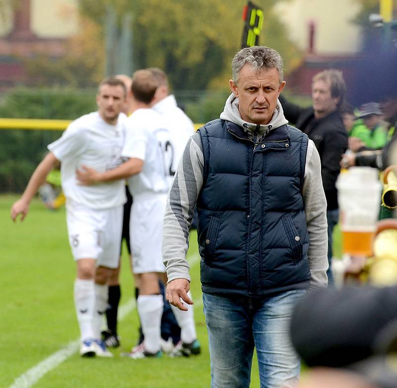 Krajské divizní derby nevyšlo hráčům Mariánských Lázní (v bílém) podle jejich představ, když museli skousnout potupnou prohru 0:6.