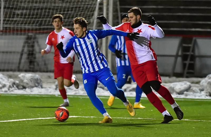 První utkání v rámci zimní přípravy mají úspěšně za sebou fotbalisté třetiligové karlovarské Slavie, kteří porazili Ostrov vysoko 8:2.