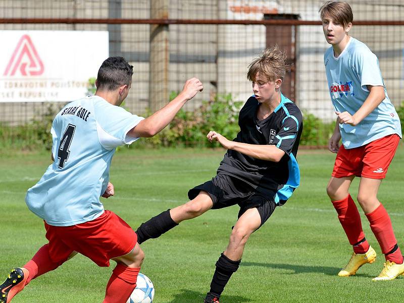 Tříbodovou radost si řádně užili ve Staré Roli (ve světle modré), kam dorazila v rámci karlovarského derby rezerva Sedlece (v černém), která si nakonec odvezla tříbrankový nášup.