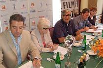Mezinárodní filmový festival zahajuje v Karlových Varech v pátek. Jiří Bartoška a Eva Zaoralová informovali novináře o posledních horkých novinkách.