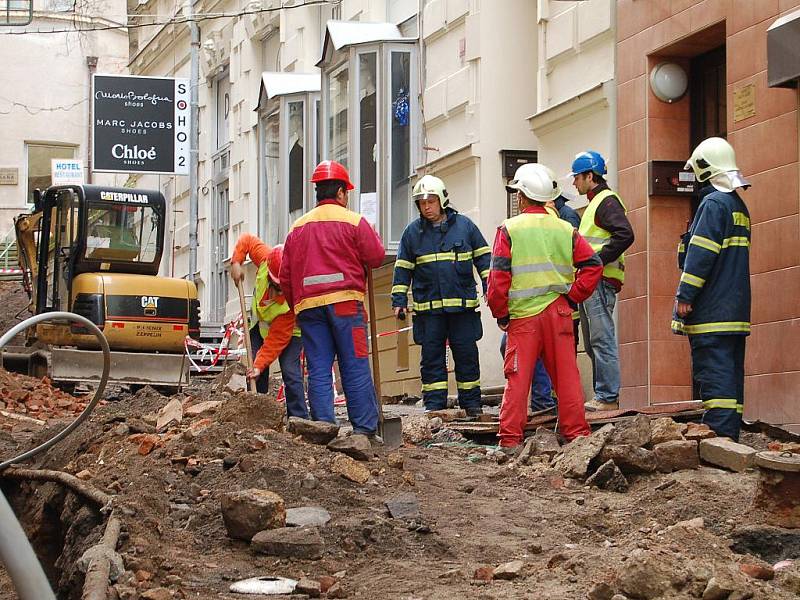 Únik plynu v uličce pod Dianou vedle Grandhotelu Pupp.