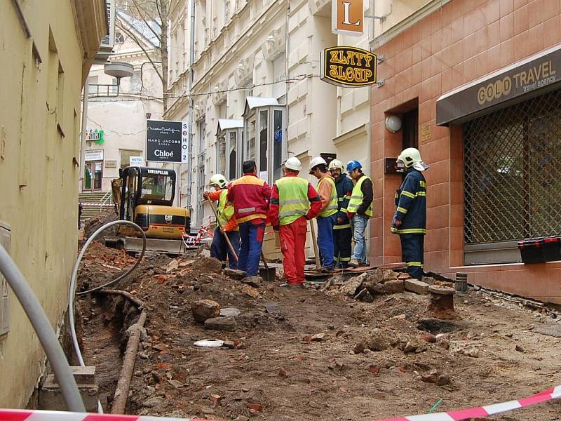 Únik plynu v uličce pod Dianou vedle Grandhotelu Pupp.