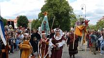 Kolombíny, obrovské loutky i umělci na chůdách. Takový byl první karlovarský karneval.