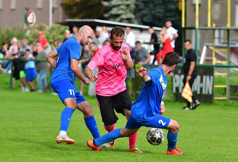 Cenný bod si připsala ve 4. kole krajské I. A třídě na konto rezerva FK Ostrov, která dosáhla v souboji s TJ Karlovy Vary-Dvory po výsledku 1:1 na bodový zisk.