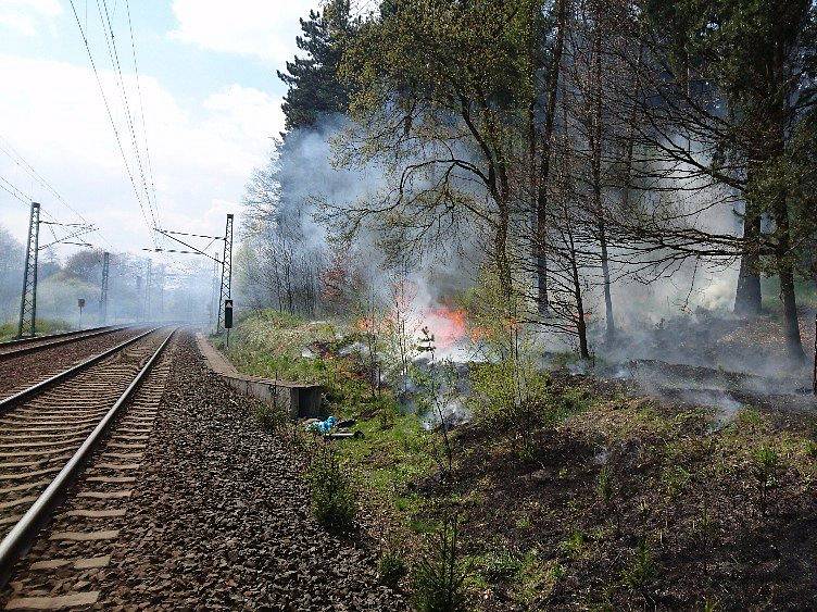 Likvidace požáru u železniční trati u Ostrova