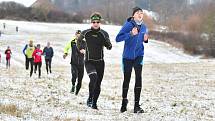 Pátý závod jubilejního 20. ročníku Zimního běžeckého poháru Kadaň dnes absolvovali běžci pod názvem Čertovský běh na Úhošť, který měřil 5600 metrů.