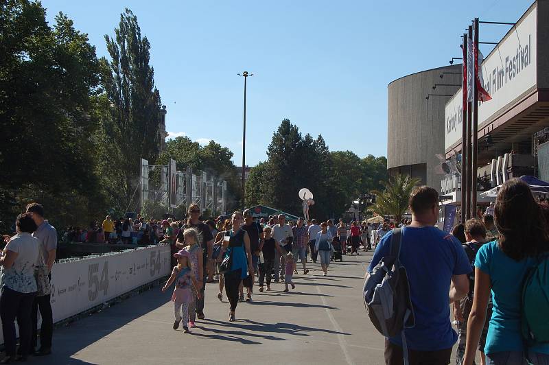 Davy filmových návštěvníků opanovaly Karlovy Vary.