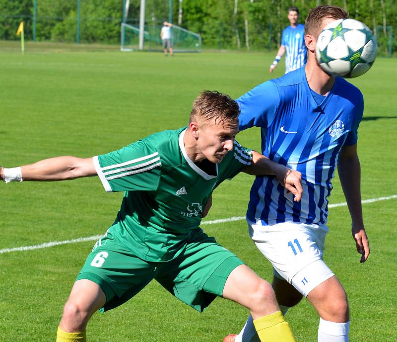 Ostrovský FK (v modrém) si připsal na účet velmi cennou výhru, když v derby pokořil karlovarský 1.FC (v zeleném) v poměru 3:2.