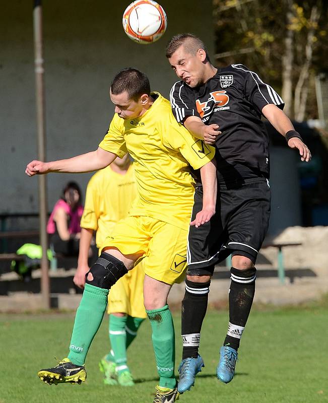 Dalovice (ve žlutém) na svém hřišti uhrály v rámci El Clásica nerozhodný výsledek 1:1 s výběrem Sedlece (v černém).