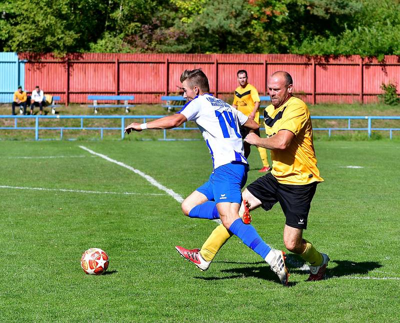 Karlovarská Lokomotiva uhrála nerozhodný výsledek 1:1 v derby s Hroznětínem (ve žlutém).