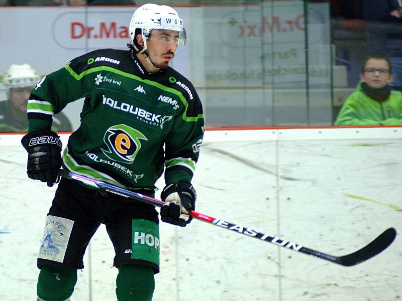 Hokejisté HC Energie (v zeleném) hostili Jihlavu. Martin Kohout