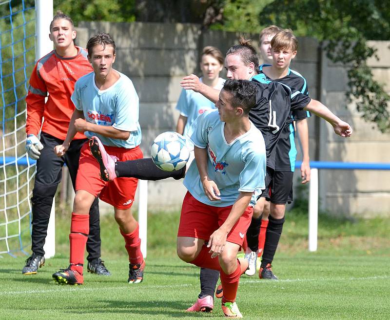 Tříbodovou radost si řádně užili ve Staré Roli (ve světle modré), kam dorazila v rámci karlovarského derby rezerva Sedlece (v černém), která si nakonec odvezla tříbrankový nášup.