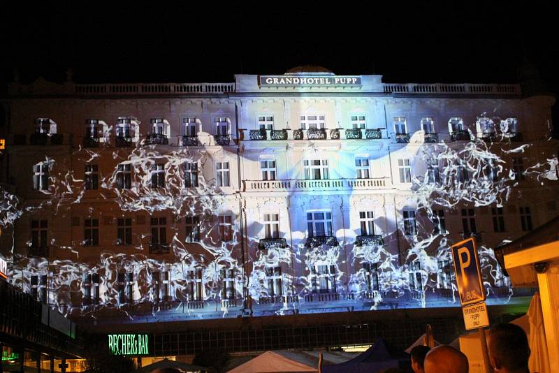 Festival světla VaryZáří, letos na počet 100. výročí vzniku státu.