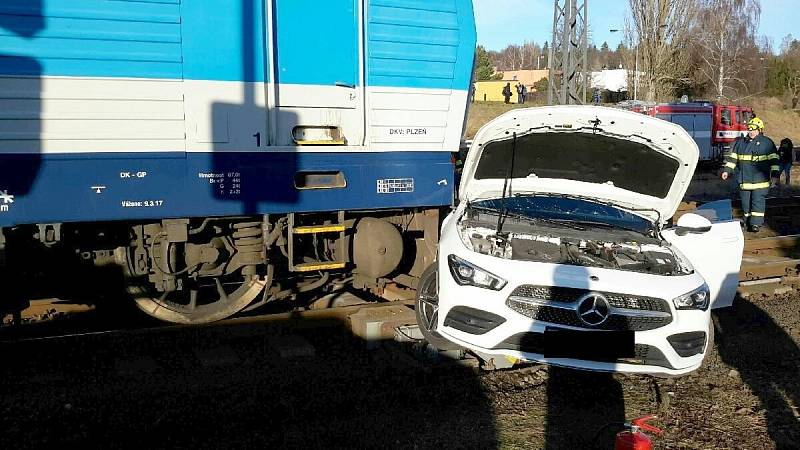 K nehodě na železničním přejezdu u vlakového nádraží v Ostrově na Karlovarsku došlo v pátek v odpoledních hodinách.