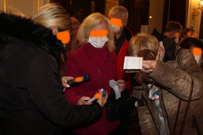 V rámci druhého kontrolního dne zavítali hygienici za asistence policistů také do Městského divadla v Karlových Varech. Tváře všech zúčastněných kromě zaměstnankyň divadla jsou záměrně rozmazané.