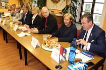 Lídři osmi nejsilnějších stran v Karlovarském kraji spolu diskutovali v Bochově.