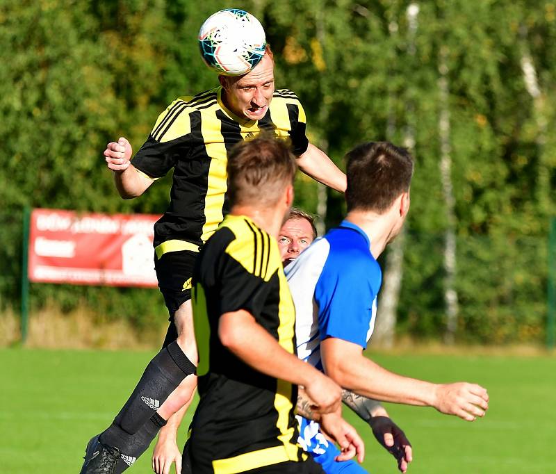 Fotbalisté Ostrova si na společné tréninky bez omezení musí ještě nějaký čas počkat.