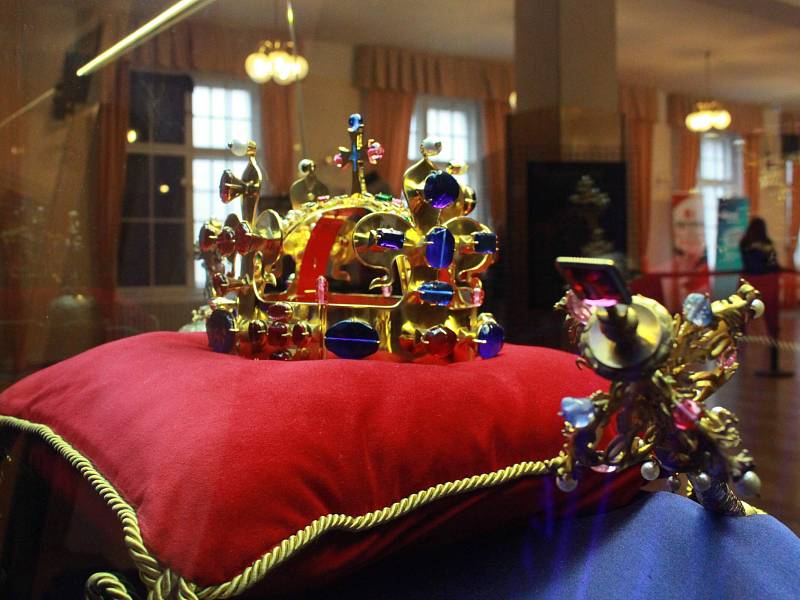 Z výstavy Karel IV. a korunovační klenoty v Alžbětiných lázních.