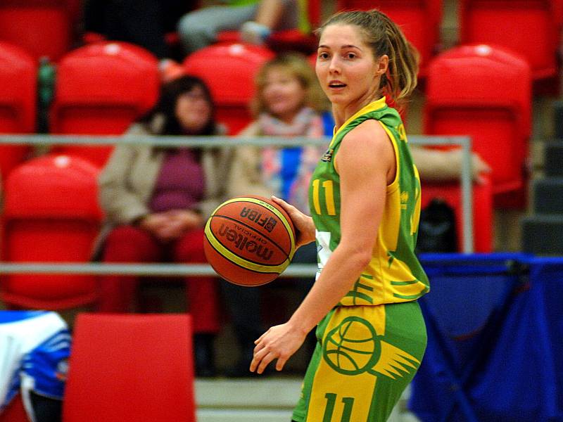 Krize basketbalistek Lokomotivy (v bílém) pokračuje. Děvčata nestačila ani na Slovanku Mladá Boleslav