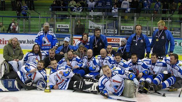 MISTŘI. Sledge hokejisté Nowaco Sharks Karlovy Vary se  na třetí pokus dočkali titulu mistra České republiky.