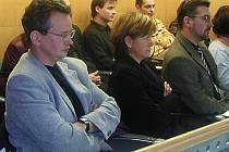 TEHDY SPOLU. V roce 2005 táhli Tomáš Pospíšil, Věra Procházková a Kamil Kastner (zleva) za jeden provaz. Dnes je tomu jinak.