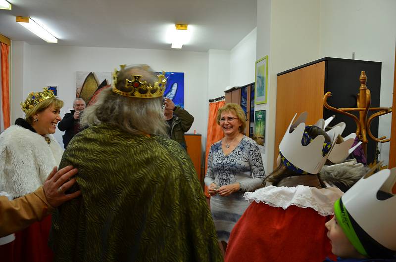 Karlovy Vary - Ve znamení Tříkrálové sbírky byl začátek nového roku. Koledníci s kasičkami se vydali do ulic malých obcí i velkých měst, aby vybrali peníze na pomoc potřebným lidem. Do akce pořádané Farní charitou se zapojily stovky dobrovolníků, do ulic 