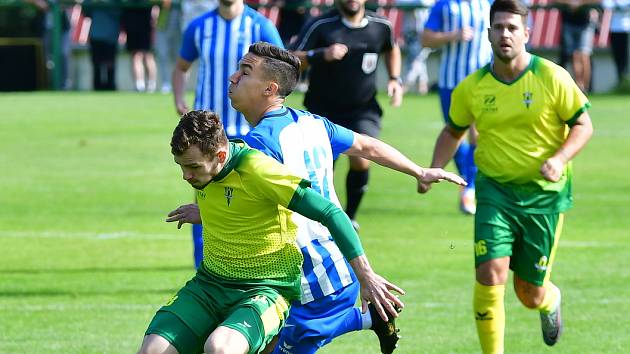 Fotbalisté Ostrova uspěli na půdě Dvorů, kde vydolovali vítězství 2:1.